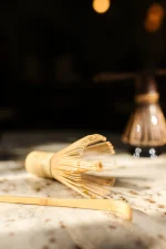MOYA MATCHA | Bambusova metlica za matcho Chasen (svetla) - slika 5